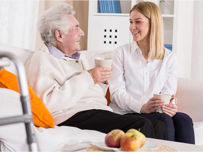 dyna yn gofalu am ddyn oedrannus