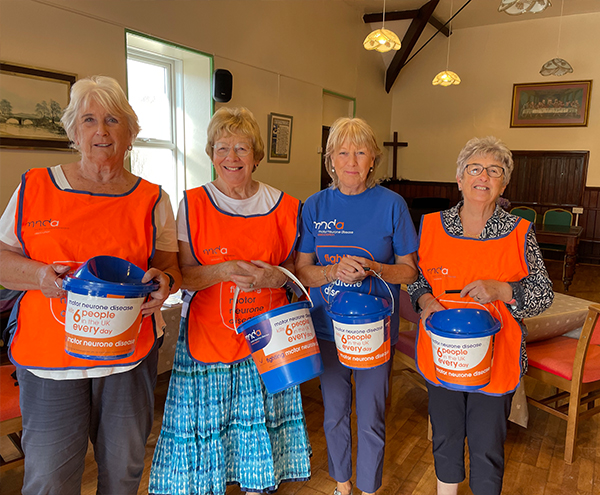 Dau person yn cynnal casgliad yn Morrisons, Caernarfon