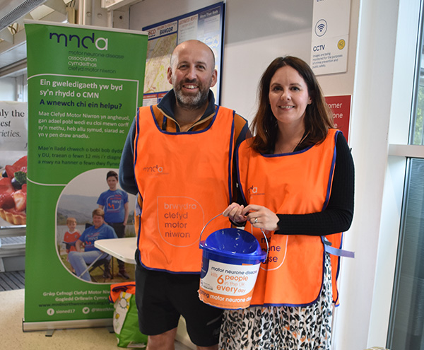 grŵp yn cynnal casgliad yn Tesco Extra, Bangor 