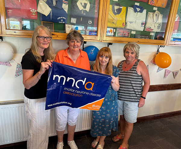 Pobl yn gafael banner MNDA