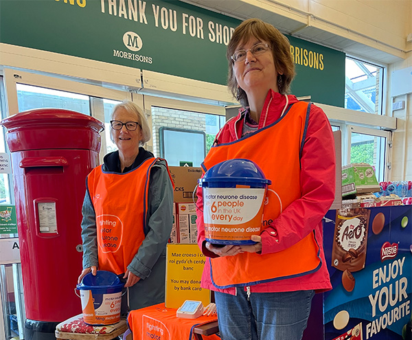 Dau person yn cynnal casgliad yn Morrisons, Caernarfon