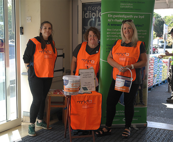 Gwifoddolwyr yn casglu arian yn Tesco Caernarfon ar gyfer bobl o'r ardal sy'n byw gyda Motor Niwron
