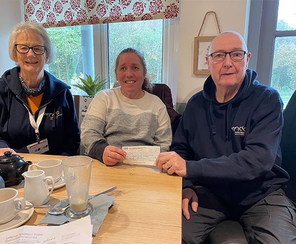 Donna gyda Bill Griffiths, Trysorydd y grŵp, a Jennifer Roberts, Ysgrifennydd y grŵp