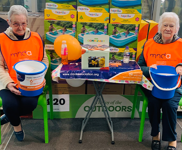 Trysorydd Bill Griffith yn derbyn arian gan Conwy Valley Enduro Club