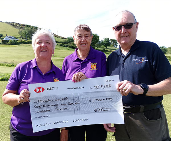 Helen ac Eirlys yn cyflwyno siec am £1700 